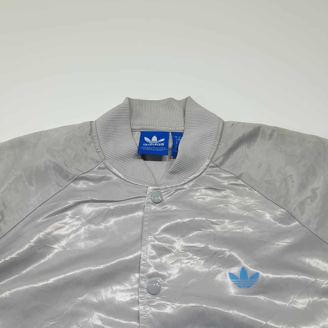 CK129 M 아디다스 니고 25 협업 실버 새틴 빅로고 봄버 자켓 상품이미지2