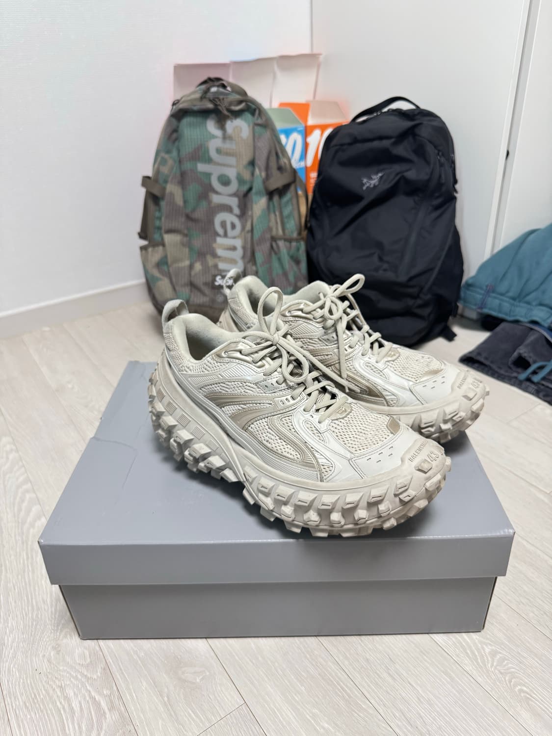 발렌시아가 디펜더 베이지 43 새상품급 상품이미지3