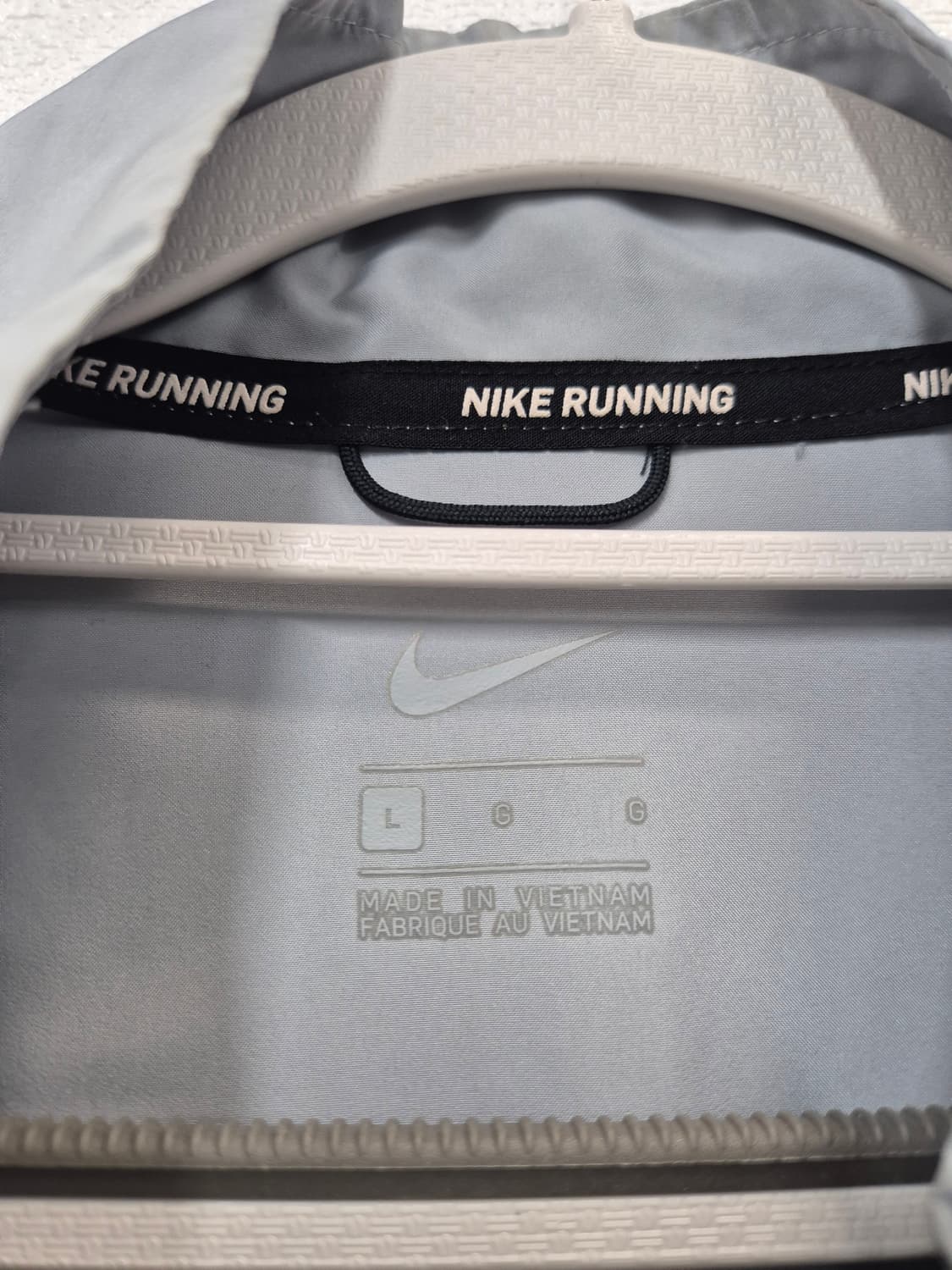 나이키 에센셜 필드 경량 러닝 자켓 그레이 / 100 (정품) 상품이미지3