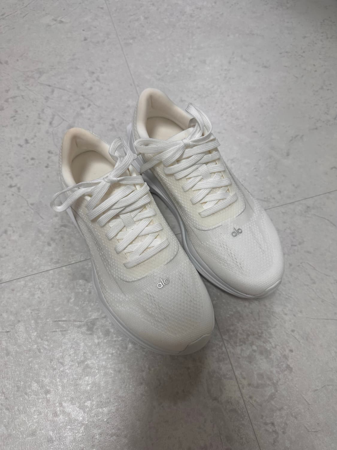 alo yoga 알로요가 러너 화이트 상품이미지4