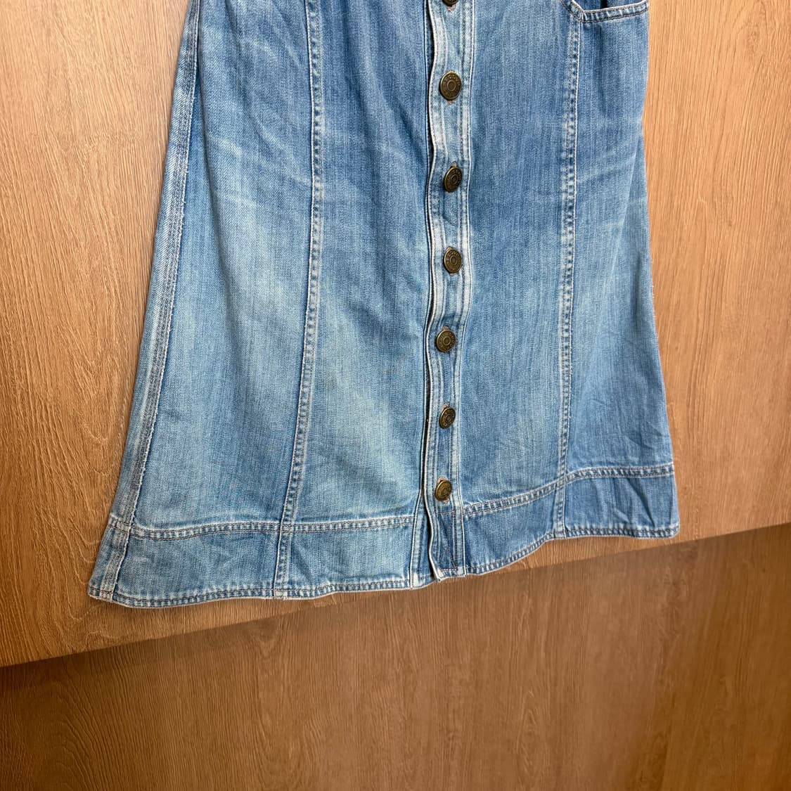 마크 바이 마크 제이콥스 데님 미디 스커트 버튼업 디테일 A라인 중청 상품이미지4