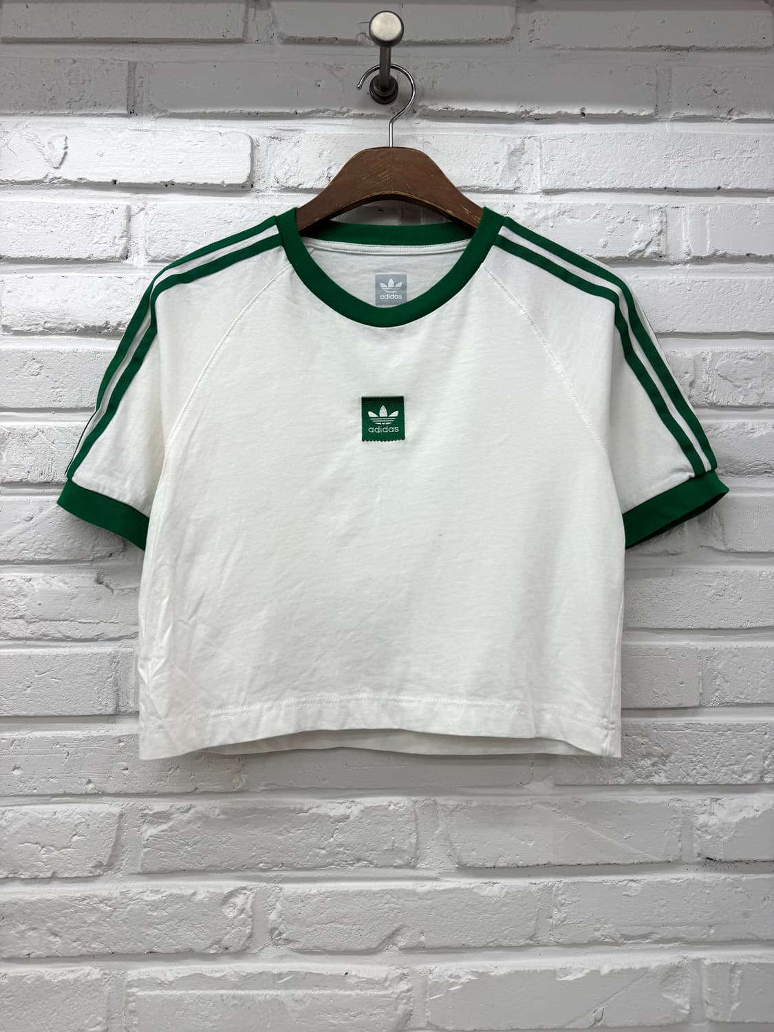 아디다스 화이트 그린 크롭 반팔 티셔츠 상품이미지3