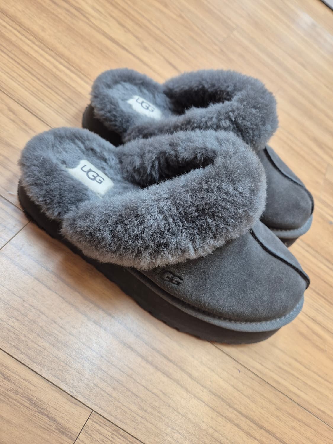 UGG 어그 슬리퍼 260사이즈 판매합니다. 털이 복슬복슬해서 겨울에 따 상품이미지3