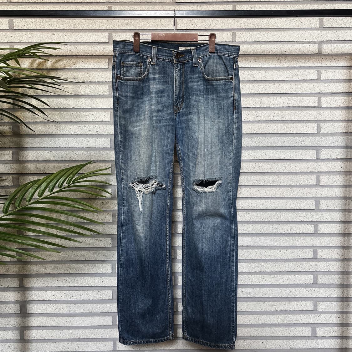 DKNY 클래식 인디고 페이드 데님팬츠 디스트로이드 디테일 상품이미지2