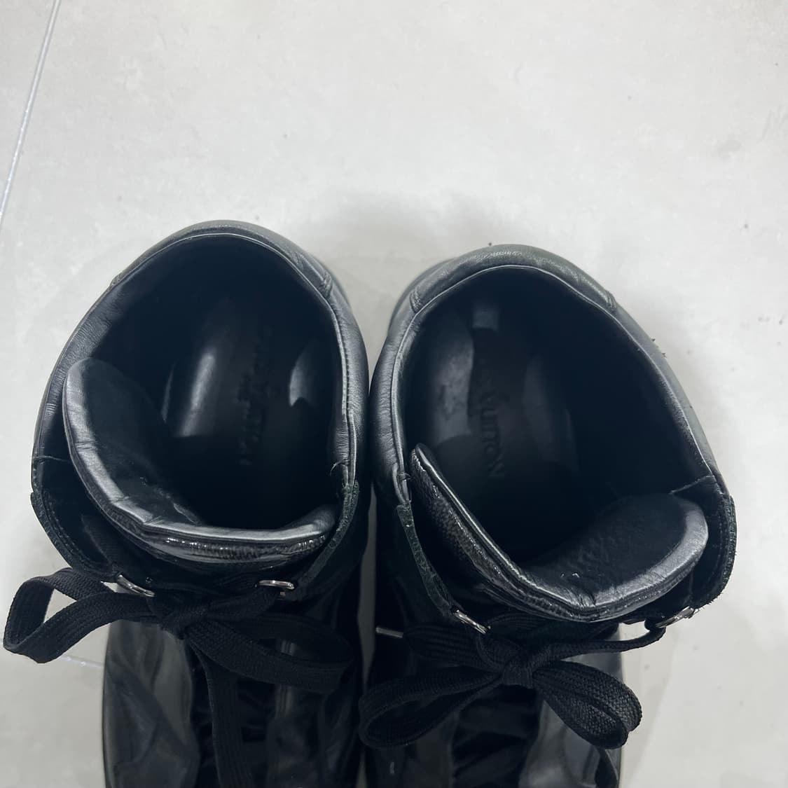 루이비통 스파이 블랙 컬러 스니커즈 상품이미지2