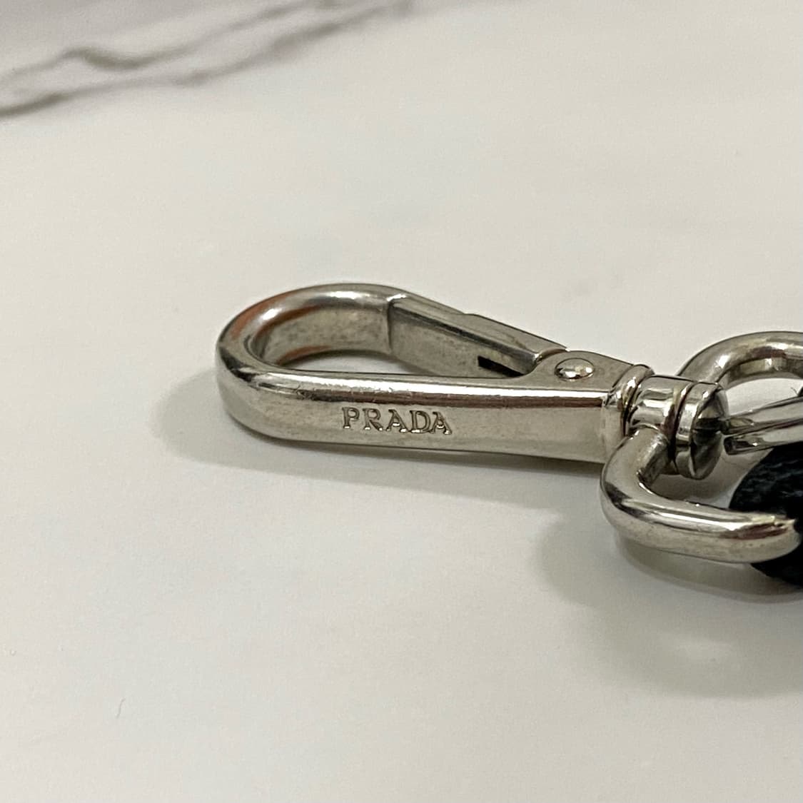 프라다 우븐 트라이앵글 로고 키체인 남성 키링 블랙 2PT011 상품이미지3