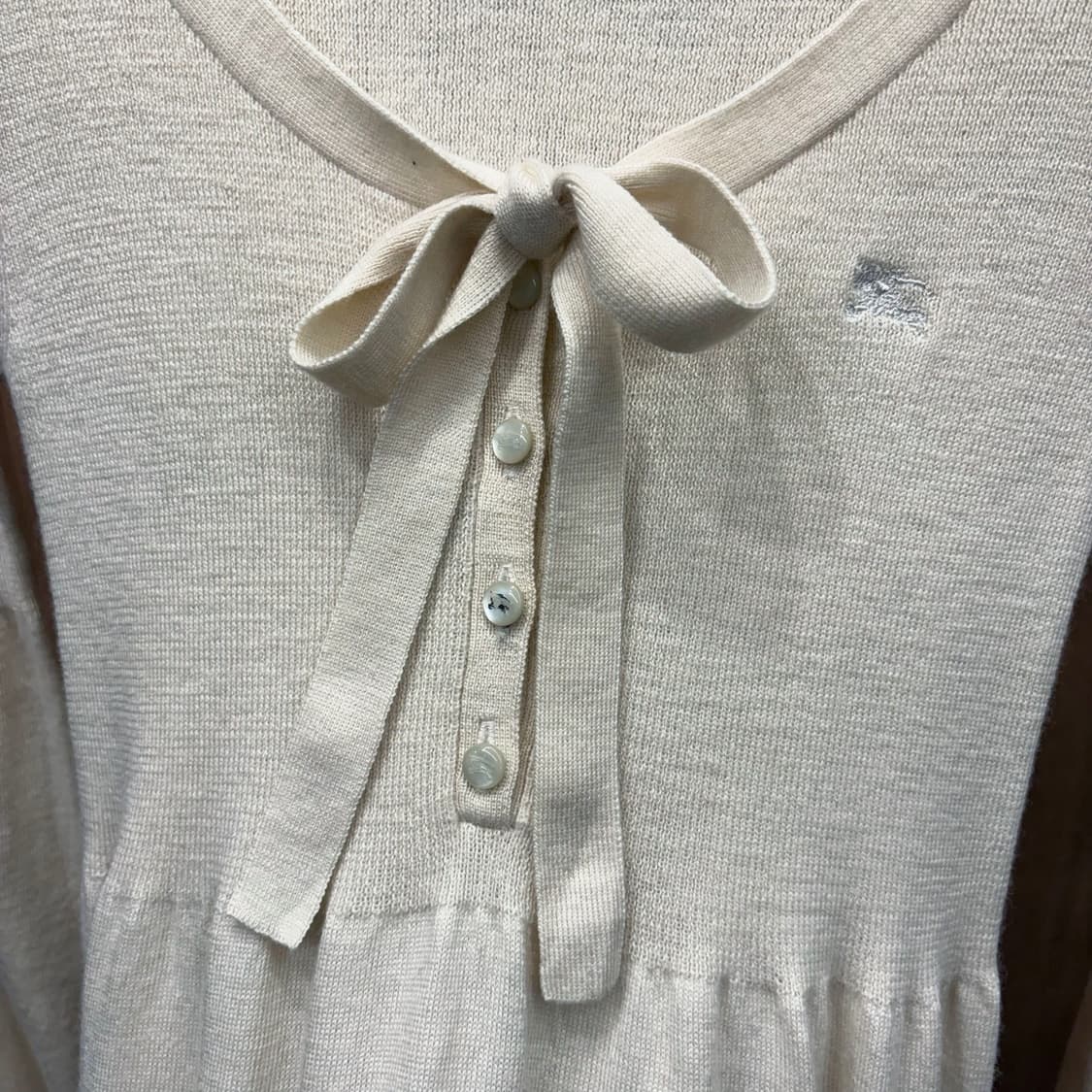 버버리 블루 라벨 브이넥 긴팔 니트 원피스 셔링 버튼 디테일 아이보리 상품이미지6