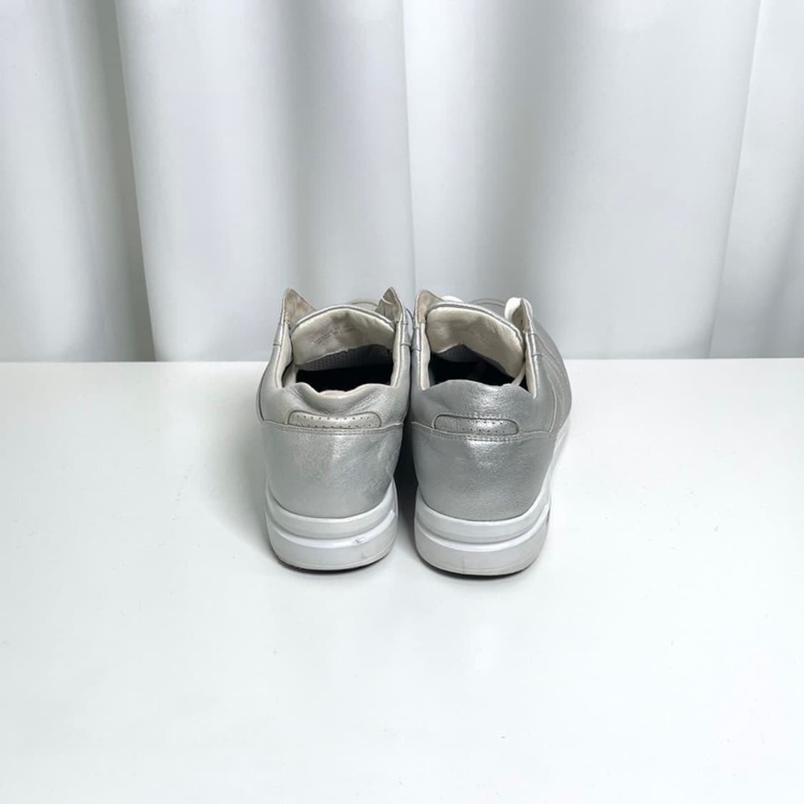 실버컬러 가죽 워킹화 상품이미지5