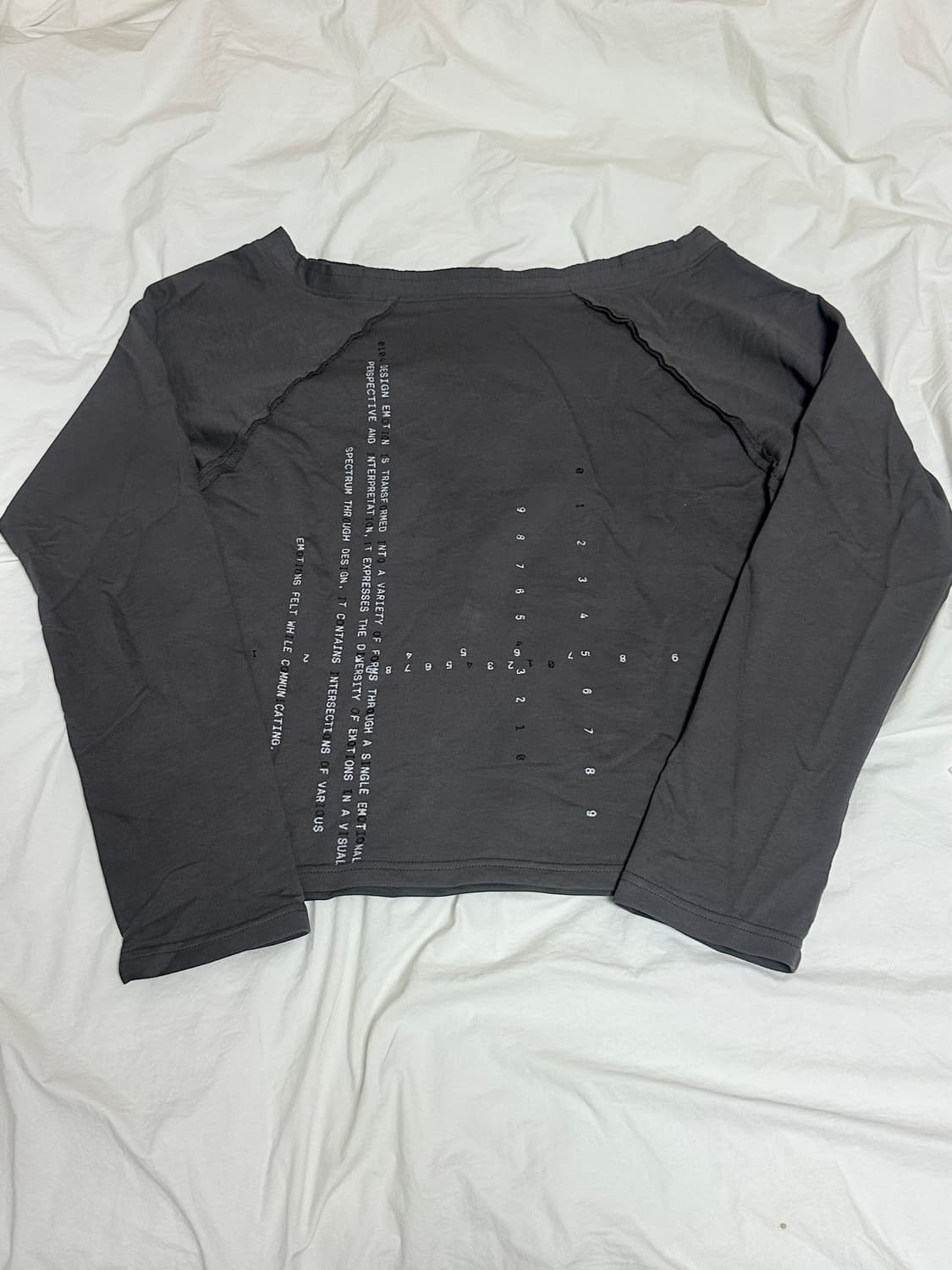 0104 CODE PRINTING OFF-SHOULDER 롱 슬리브 상품이미지4