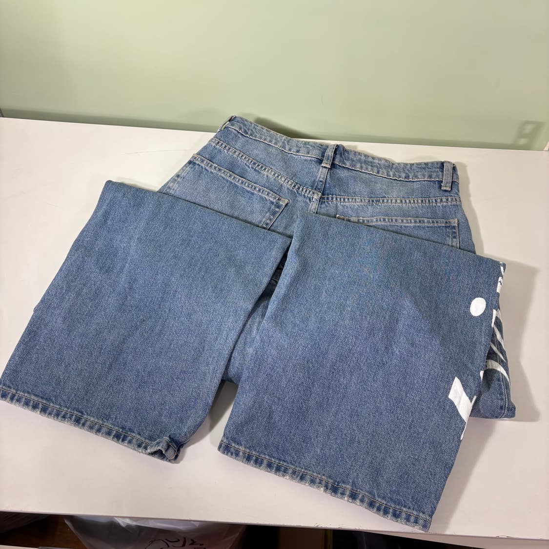 M 자라 연청 스펠아웃 커브드 데님팬츠 상품이미지6