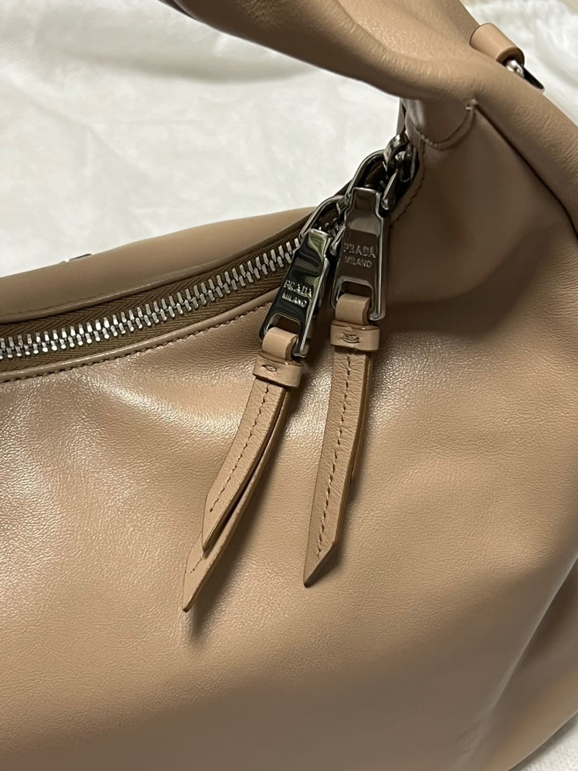 프라다 메탈 로고 카프스킨 레더 투웨이백 상품이미지8