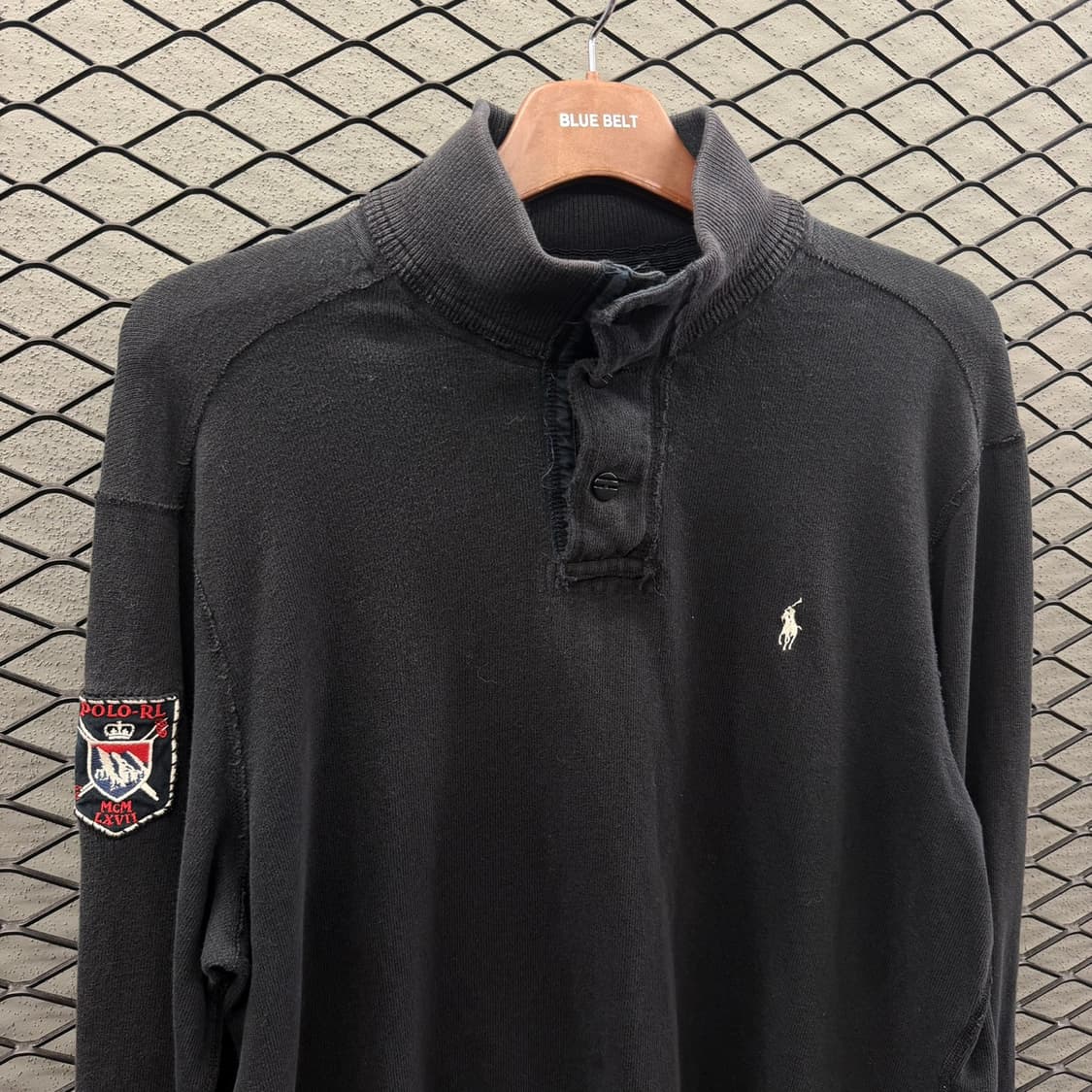 폴로 랄프로렌 코튼 모크넥 니트 포니자수 암패치 디테일 블랙 상품이미지4