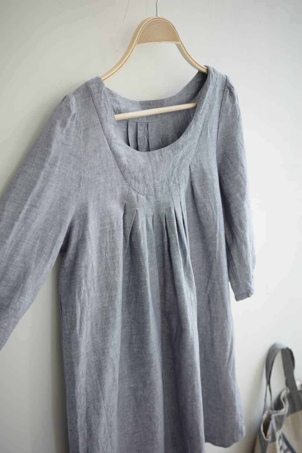 ROUX-BRIQUE 
• 네이비 선염 린넨 핀턱 원피스 상품이미지5