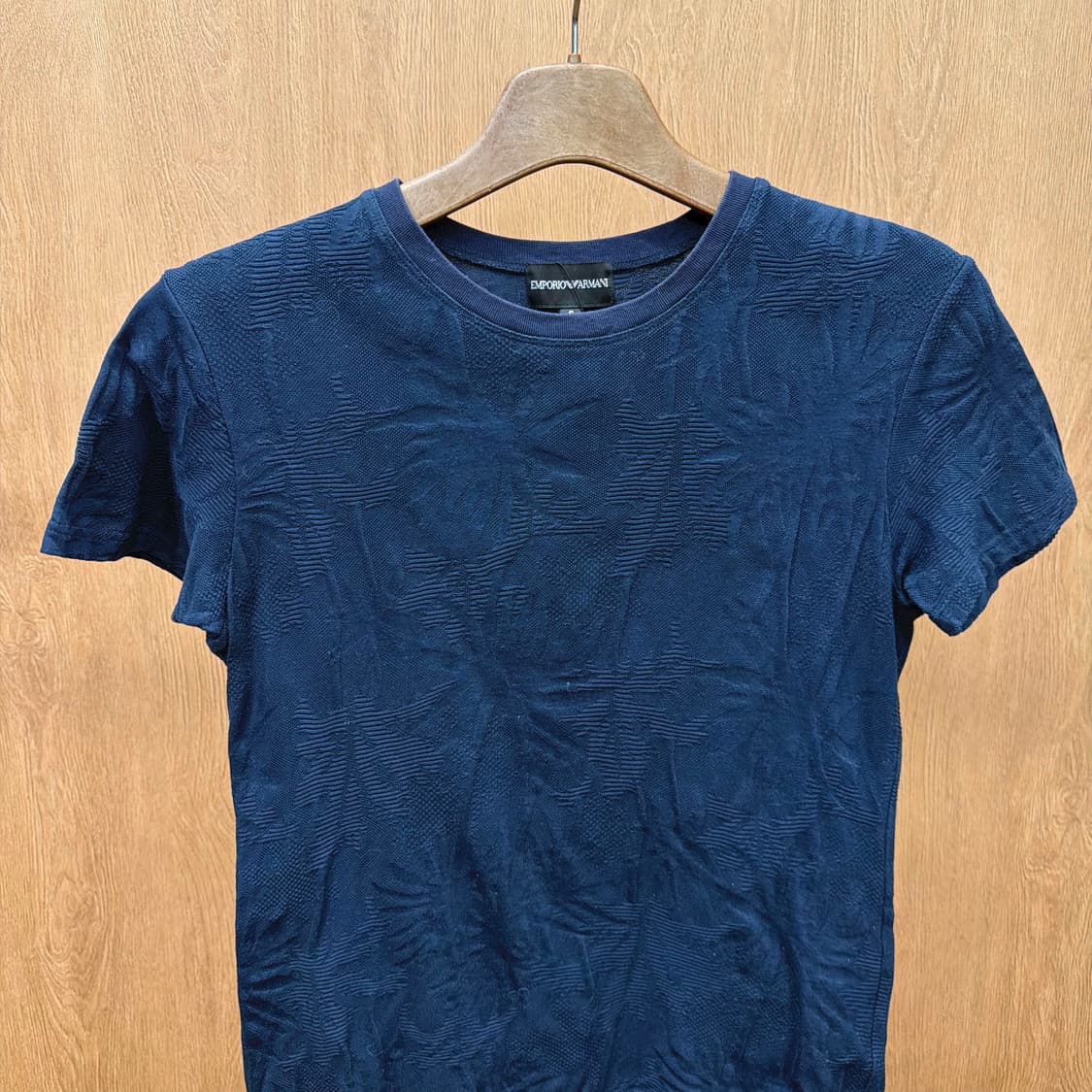 엠포리오 아르마니 라운드넥 반팔 티셔츠 플로럴 엠보 디테일 네이비 상품이미지4