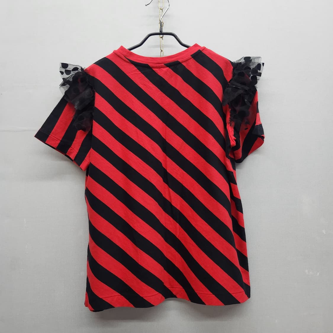 럭키슈에뜨 스트라이프 망사 프릴 디테일 반팔티 F(L) 상품이미지4