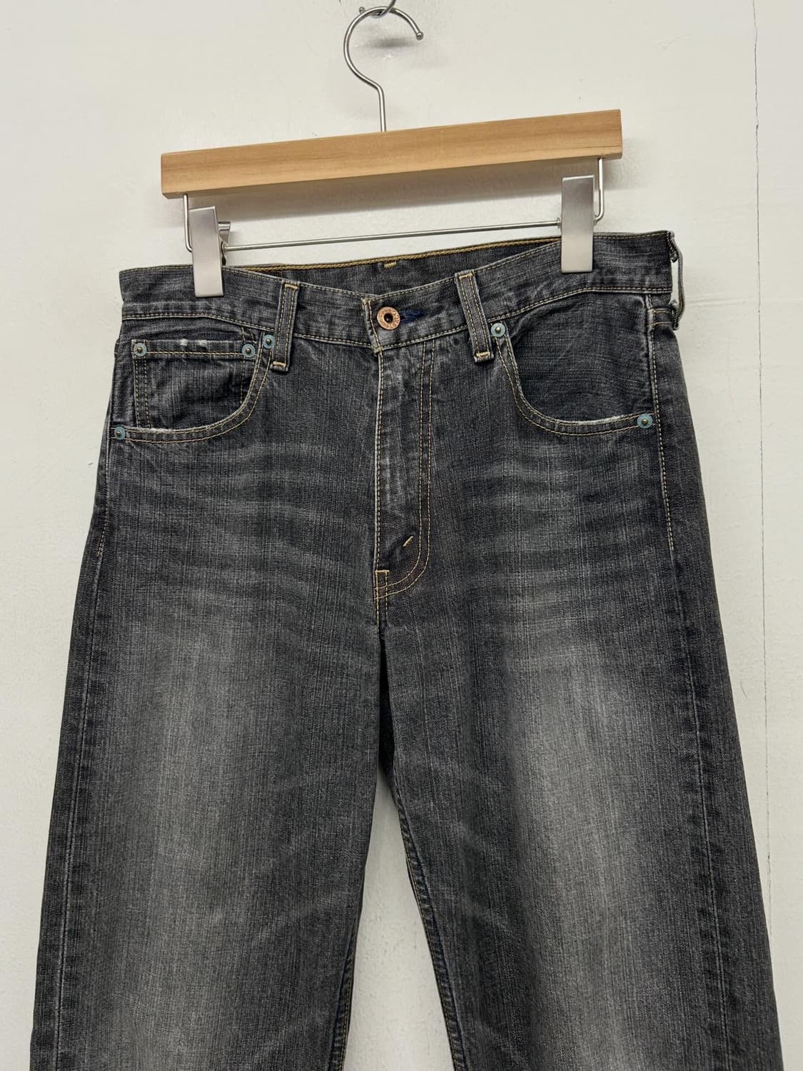 리바이스 533 블랙 데님 워싱 청바지 상품이미지2