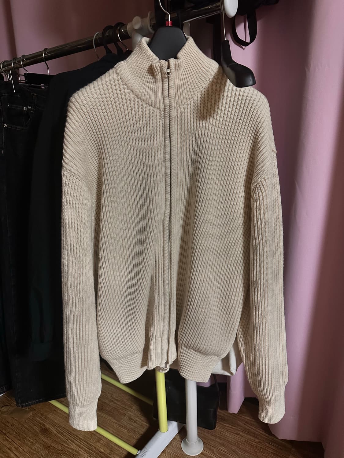 아모멘토 니트집업 l 상품이미지1