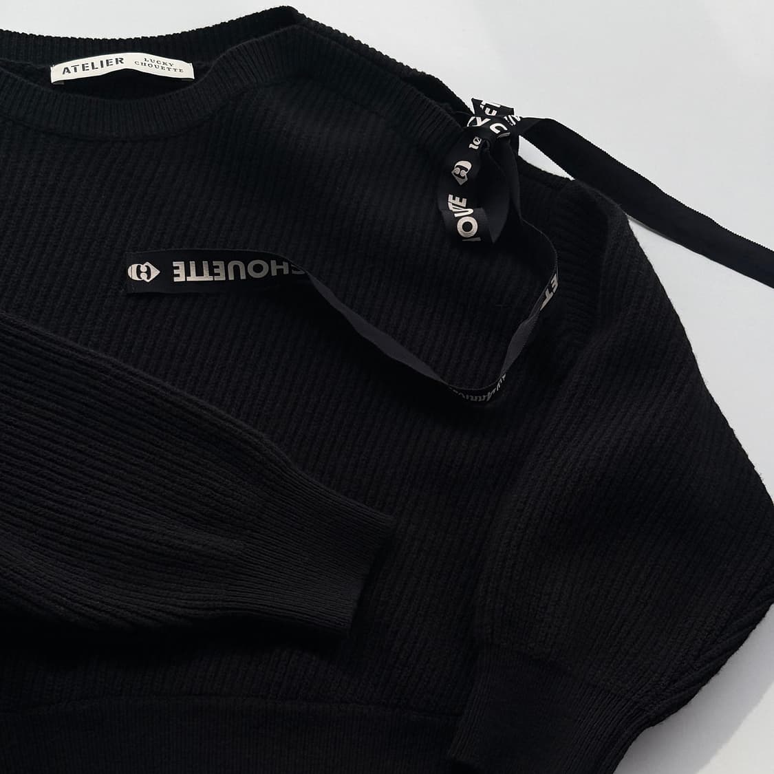 럭키슈에뜨 언발 리본 포인트 니트 풀오버 상품이미지3