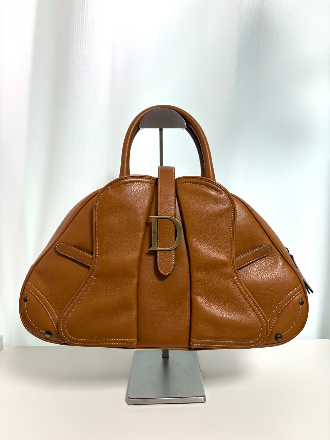 디올 새들 볼러백 카멜 상품이미지1