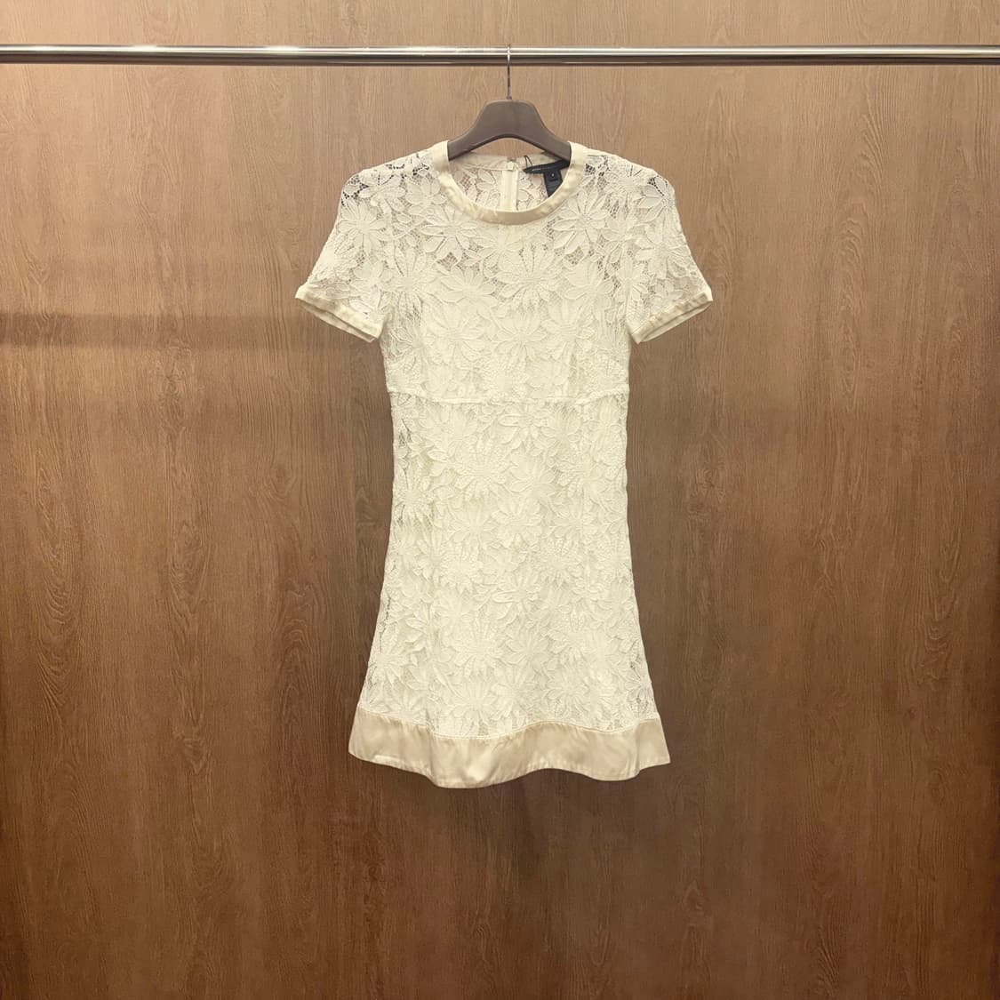 마크 제이콥스 미니 원피스 플라워 레이스 패턴 새틴 밑단 디테일 화이트 상품이미지2