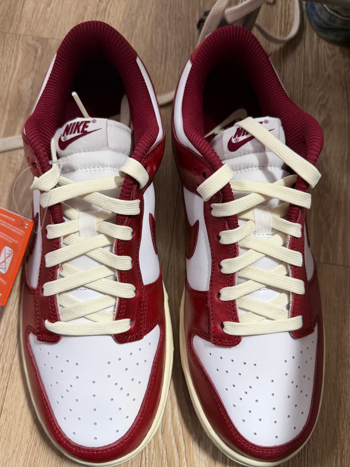 나이키 덩크 로우 레트로 프리미엄 팀 레드 앤 화이트 상품이미지1