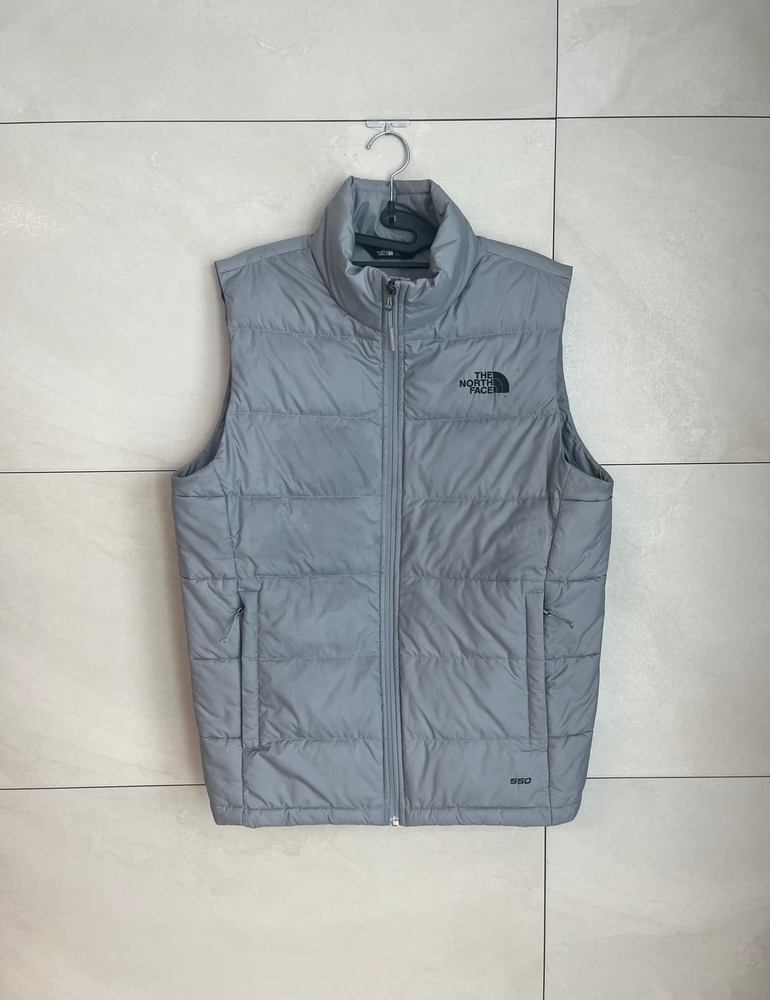 노스페이스 550 구스다운 패딩 조끼 그레이 (S) 상품이미지1