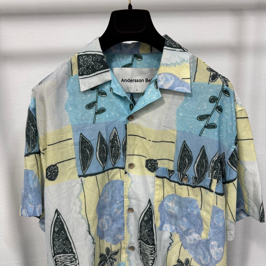 앤더슨벨 피쉬 플라워 오픈카라 반팔셔츠 상품이미지2