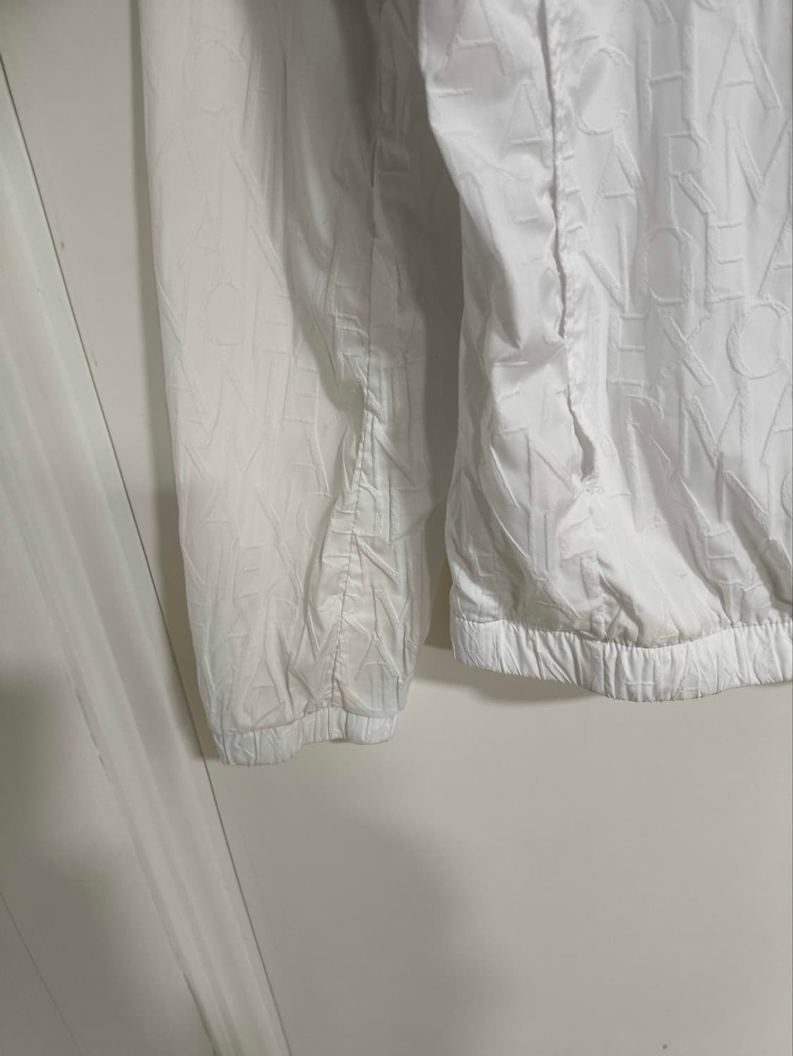 55~66 아르마니 화이트 로고 엠보 후드 바람막이 자켓 상품이미지2