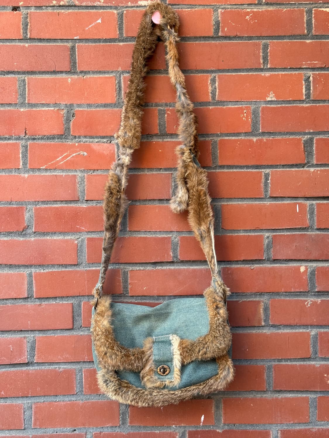 데님 퍼 트리밍 레이어드 크로스백 상품이미지2