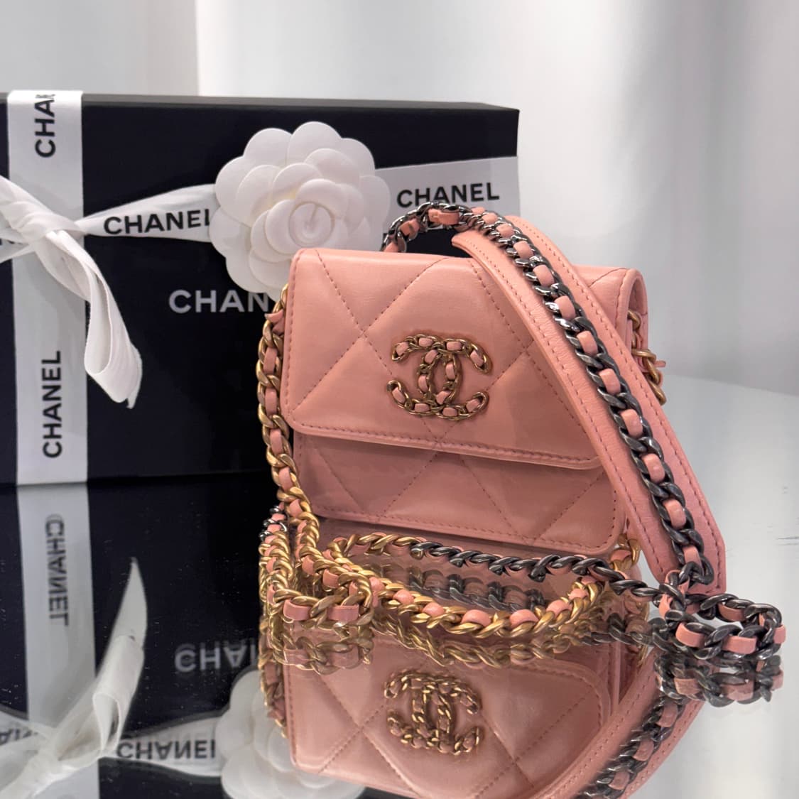 샤넬 19 체인 지갑 램스킨 플랩백 베이비 핑크 상품이미지1