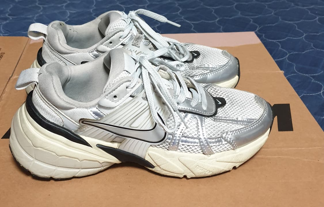 나이키 V2K런 서밋화이트 메탈릭 실버 (235) 상품이미지2