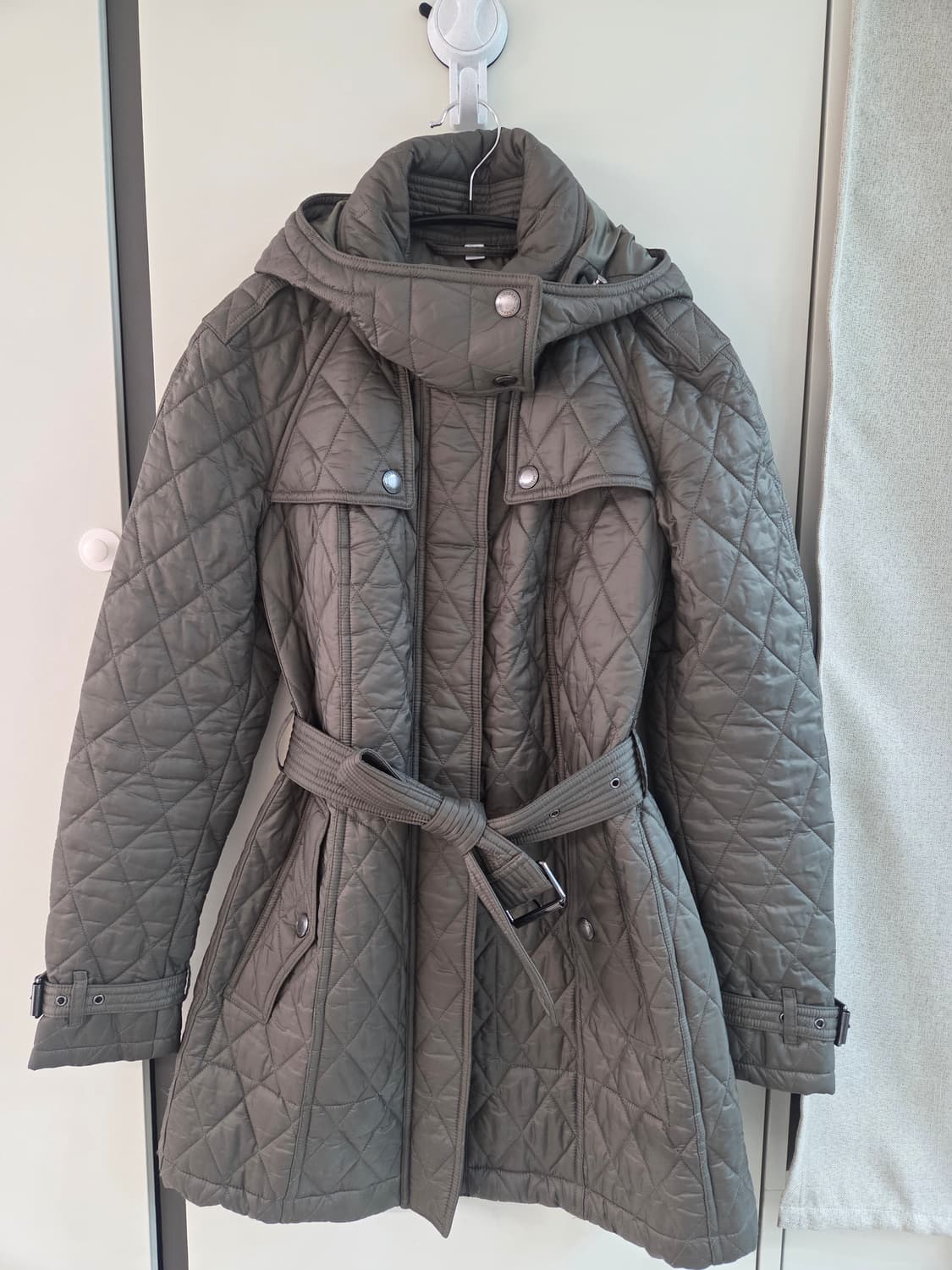 버버리 퀼팅 후드 코트, 뉴핀스브릿지 S 밍크그레이 상품이미지1