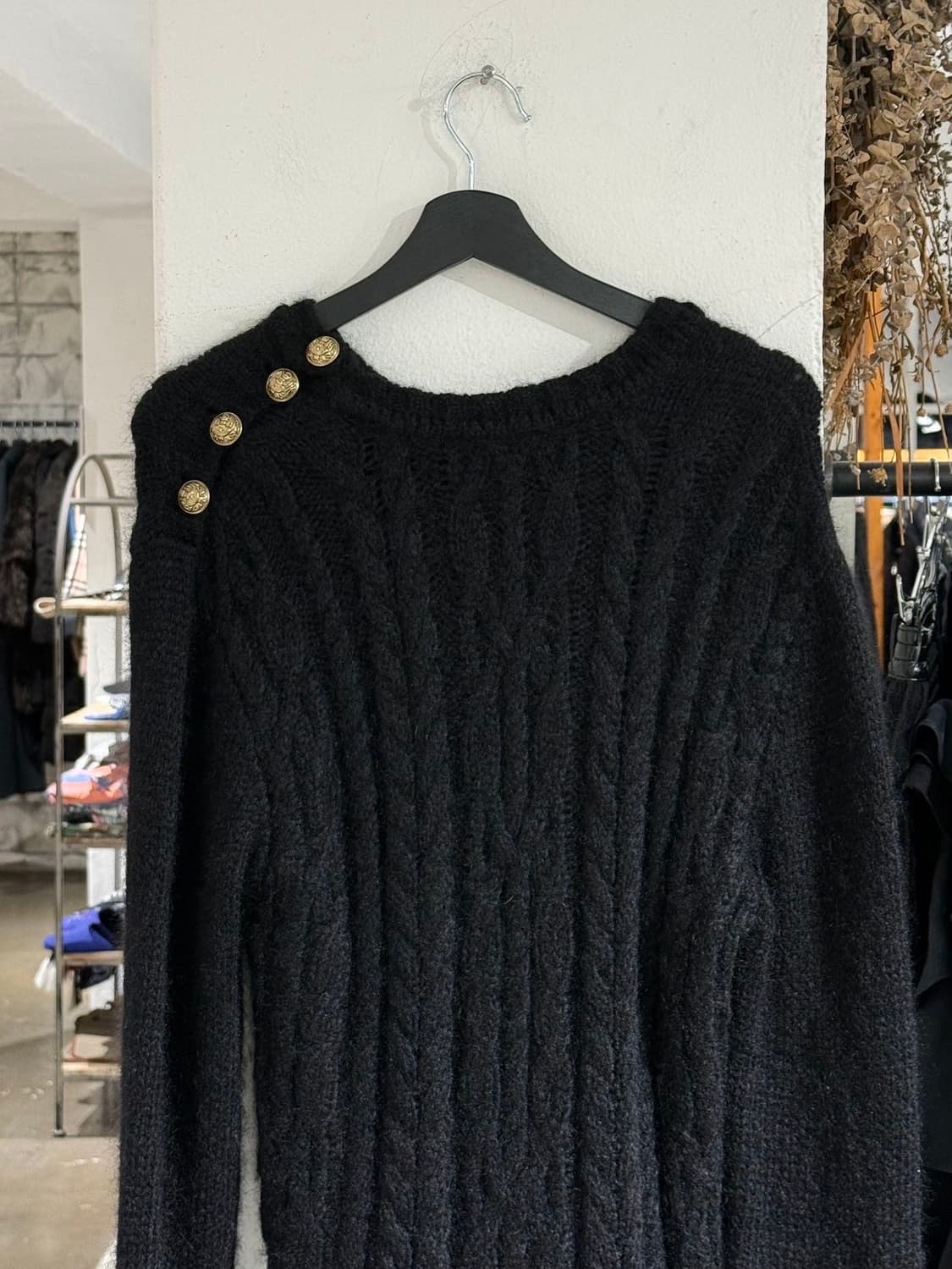 발망 블랙 금장 버튼 모헤어 케이블 니트 스웨터 상품이미지5