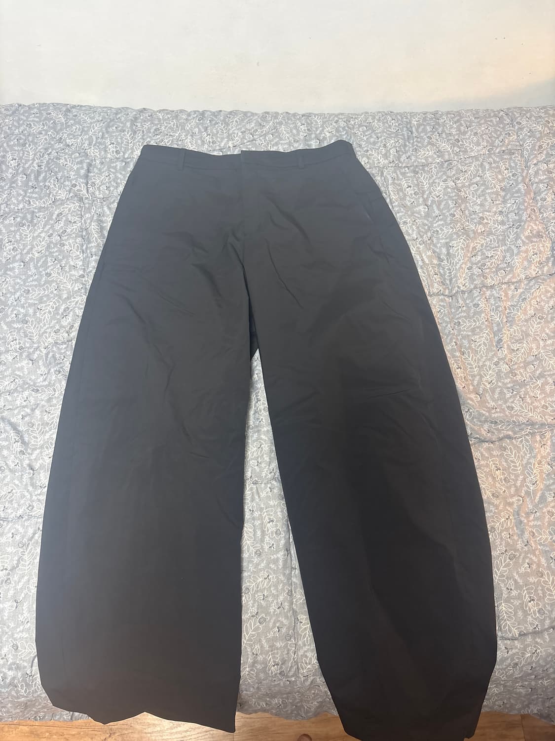 25fw 아모멘토 타프타 커브드 팬츠 블랙 xl 판매합니다. 상품이미지2