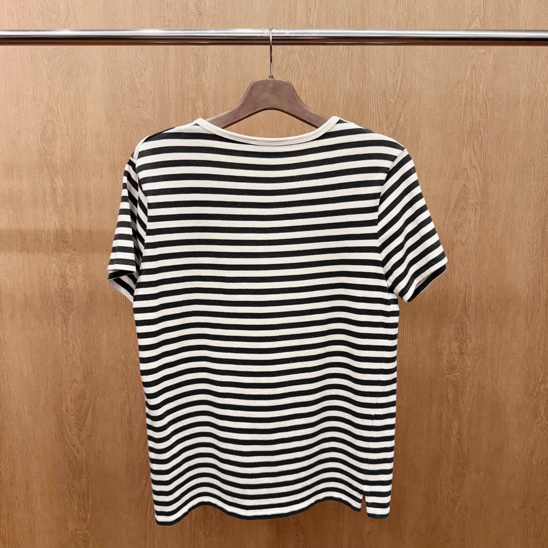 아페쎄 스트라이프 반팔 티셔츠 라운드넥 자수 디테일 블랙 아이보리 상품이미지3