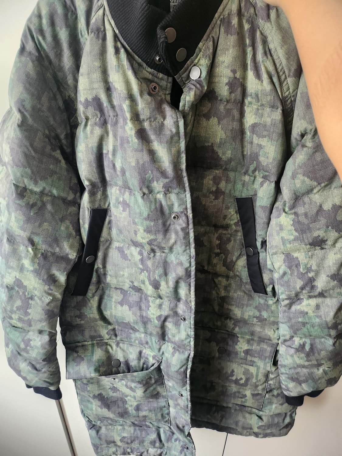 오니츠카 타이거 세미롱패딩 덕다운 그린카모 상품이미지1