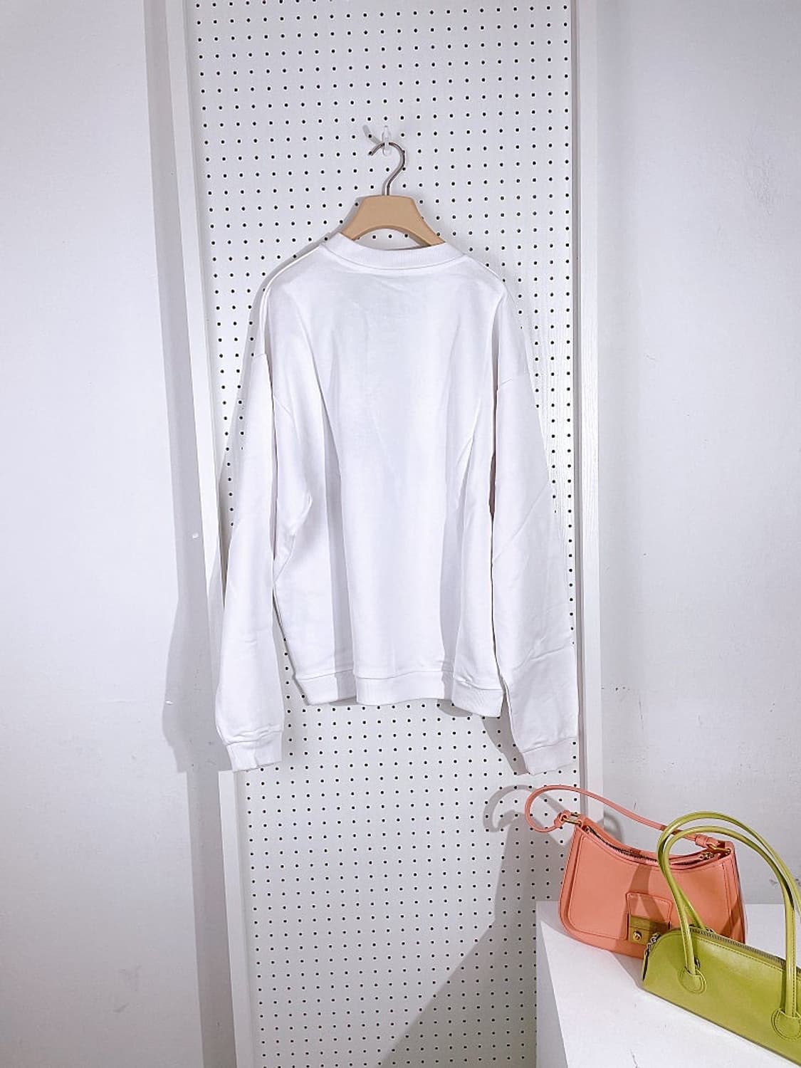 (정품/새상품) 드롤드무슈 공용 화이트 자수 로고 맨투맨 상품이미지3