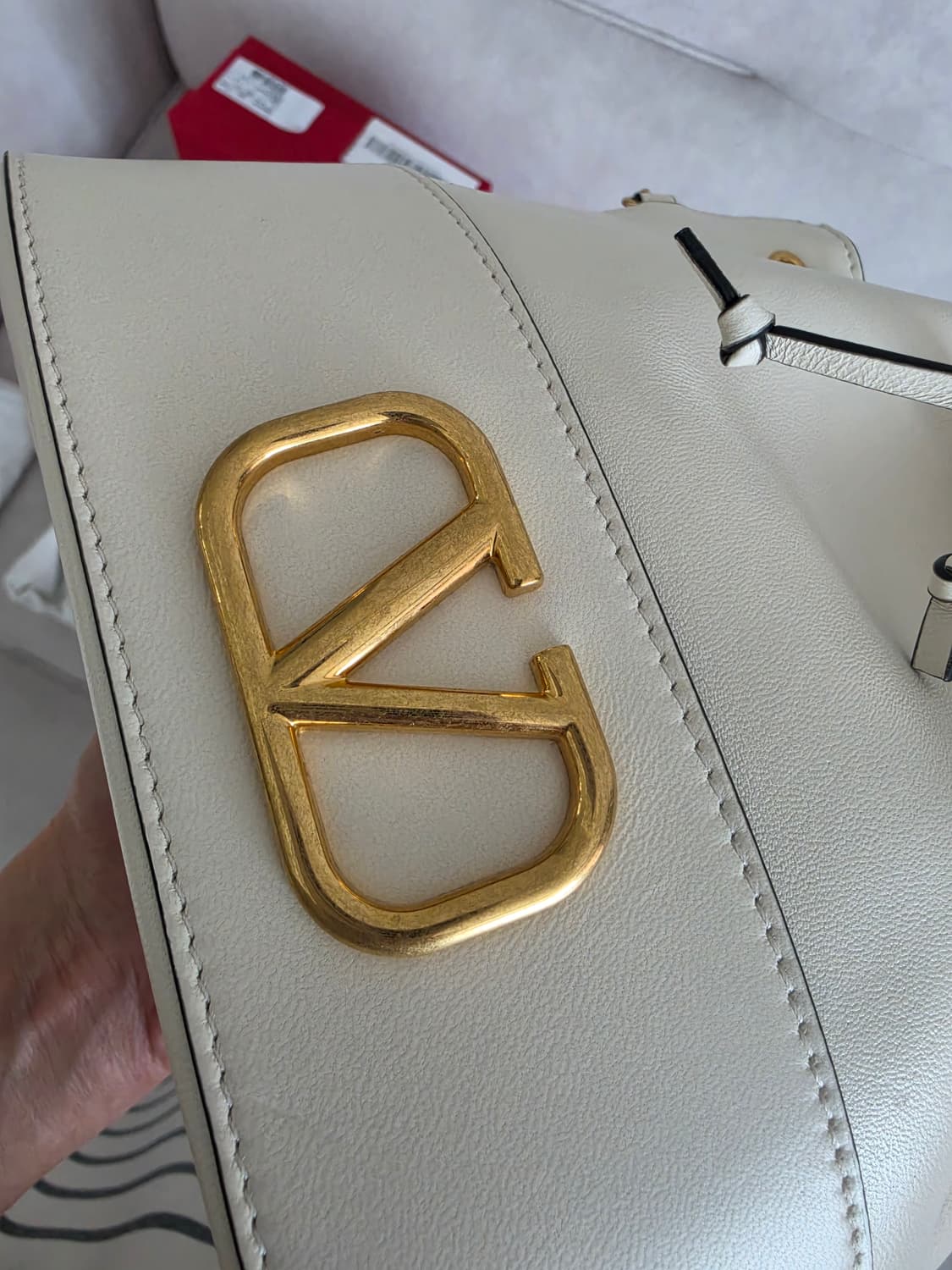 발렌티노 V로고 미니 버킷백 아이보리 풀구성 (무신사 부티크 구매) 상품이미지6