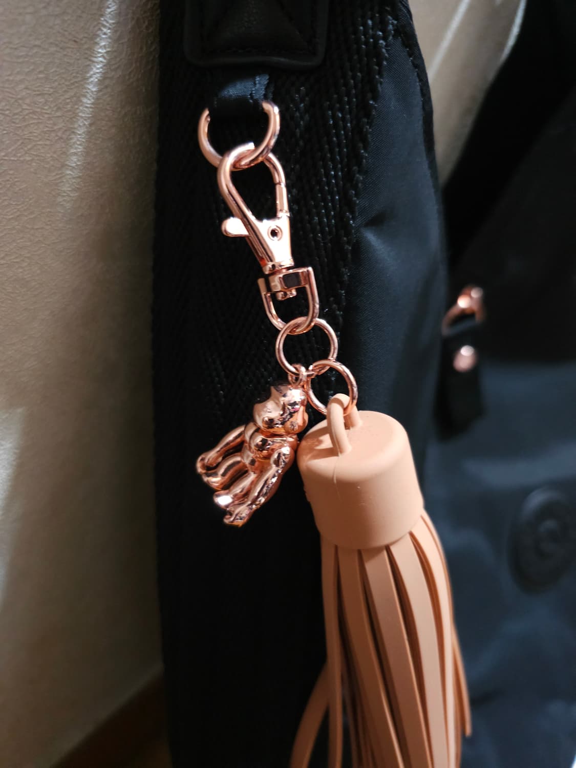 거의새것)키플링 블랙 숄더백 태슬 장식 상품이미지6