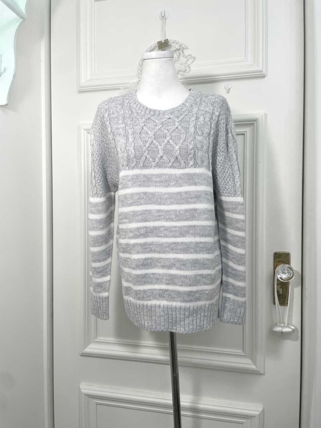 melange gray white stripe twist sweater 상품이미지1