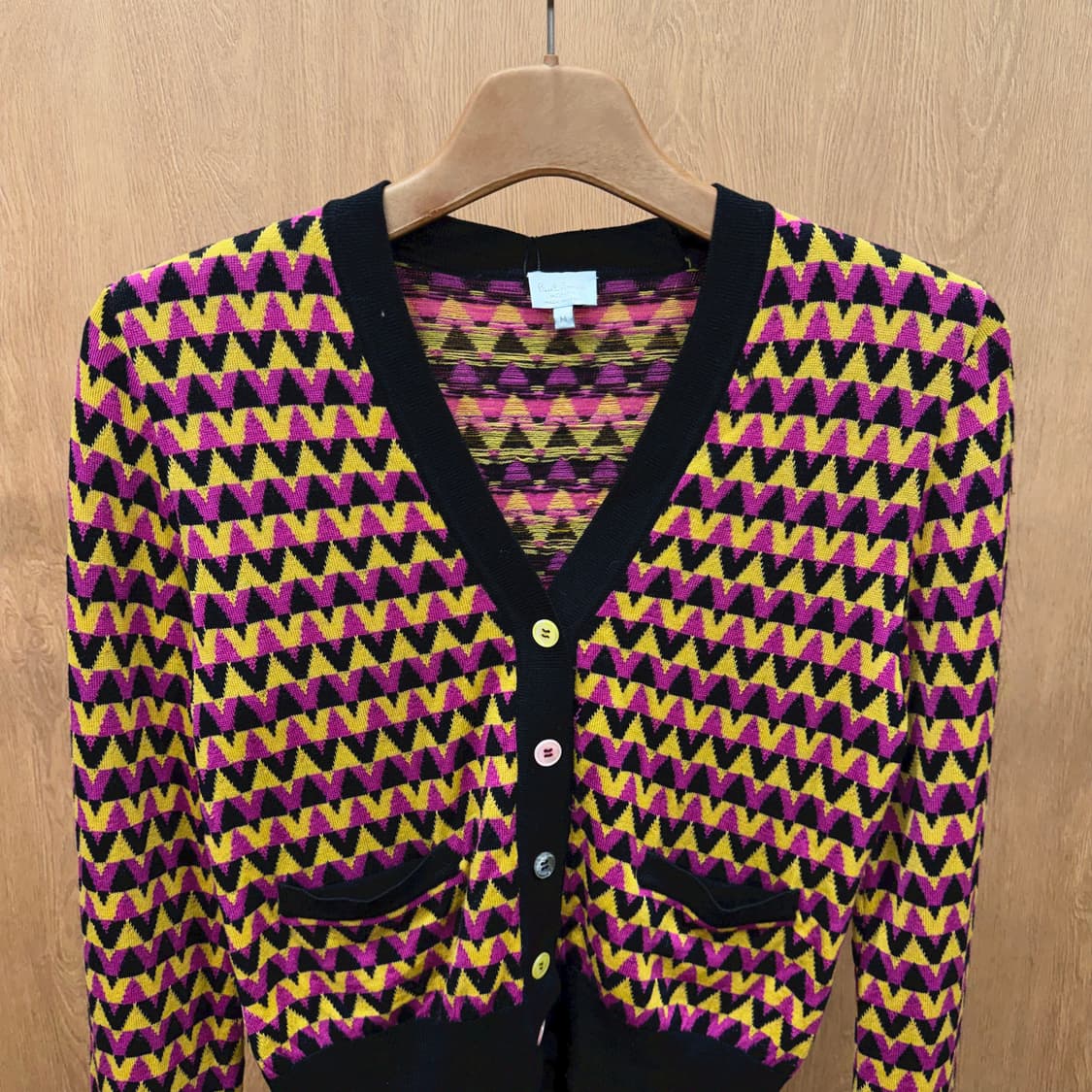 폴스미스 브이넥 니트 가디건 옐로우 지그재그 패턴 배색 버튼 디테일 블랙 상품이미지4