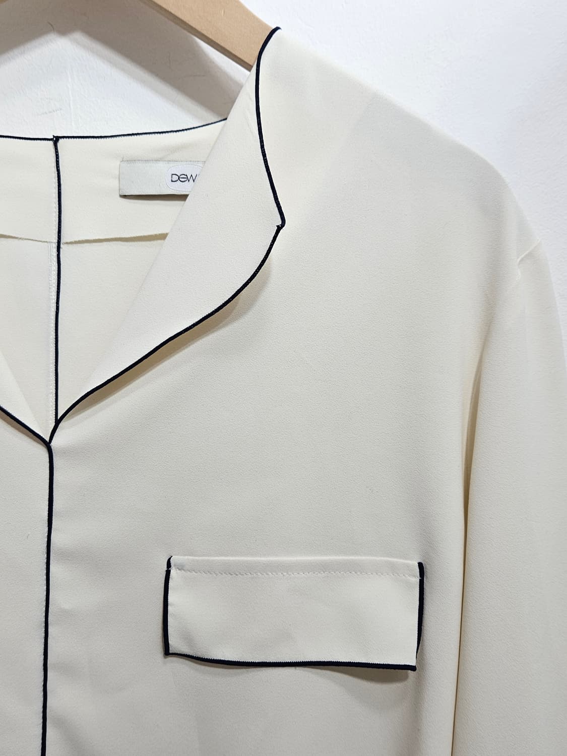 듀엘(DEWL) 브이넥 선파이핑 블라우스, 아이보리 상품이미지4