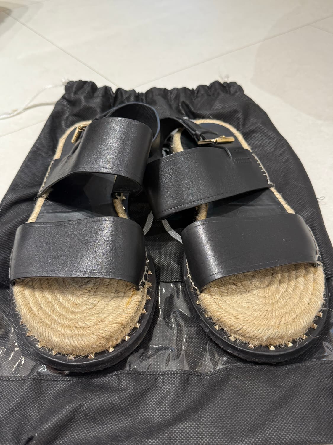 발렌티노 가라버니 Valentino Garavani 락스터드 에스파듀 샌 상품이미지2