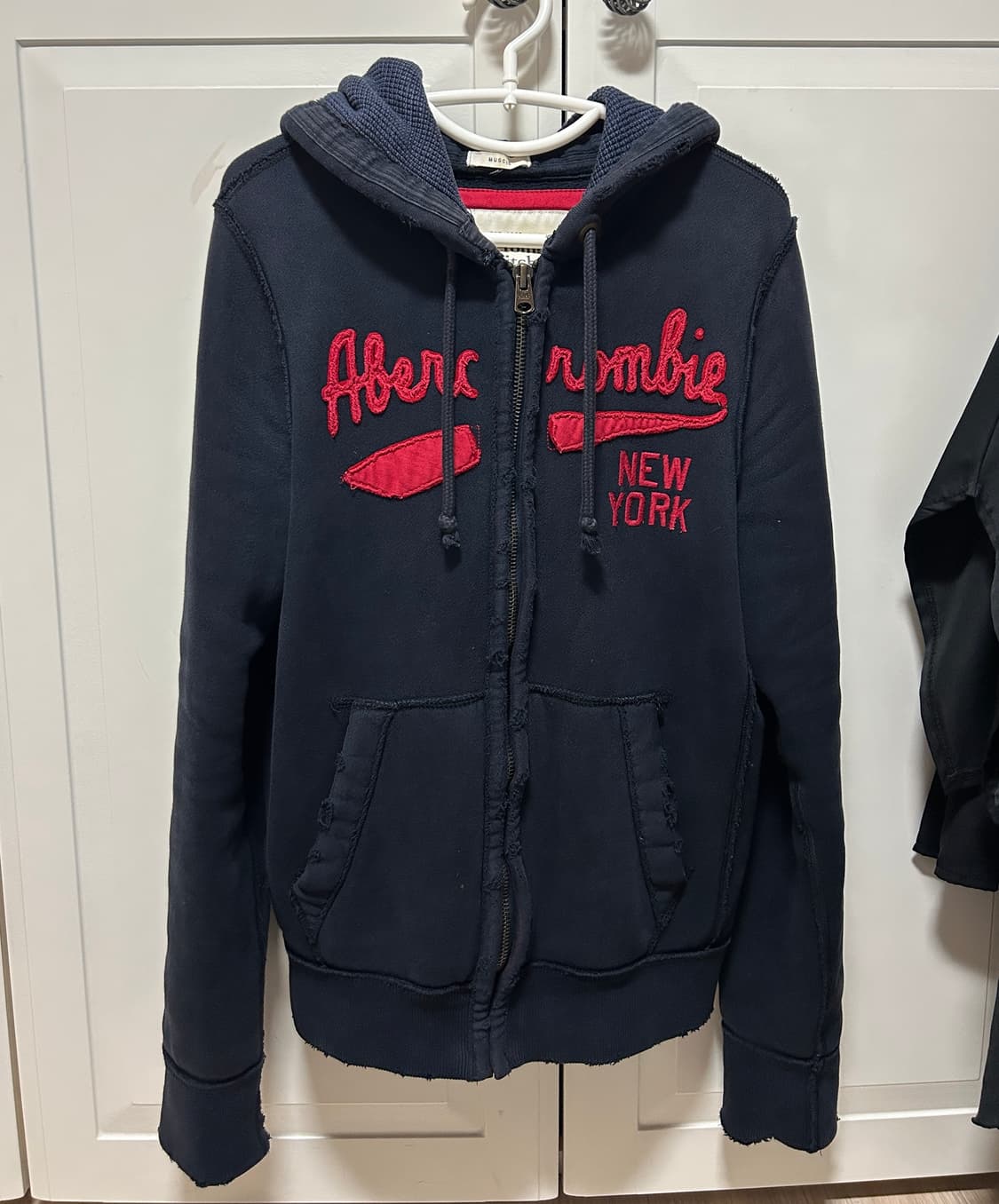아베크롬비 머슬핏 데미지 후드집업 네이비 상품이미지3