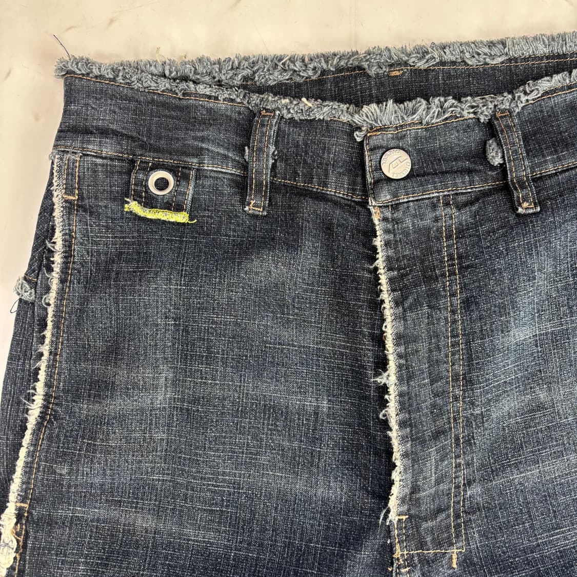 디젤(DIESEL) 데미지드 심 디테일 데님 팬츠 상품이미지3