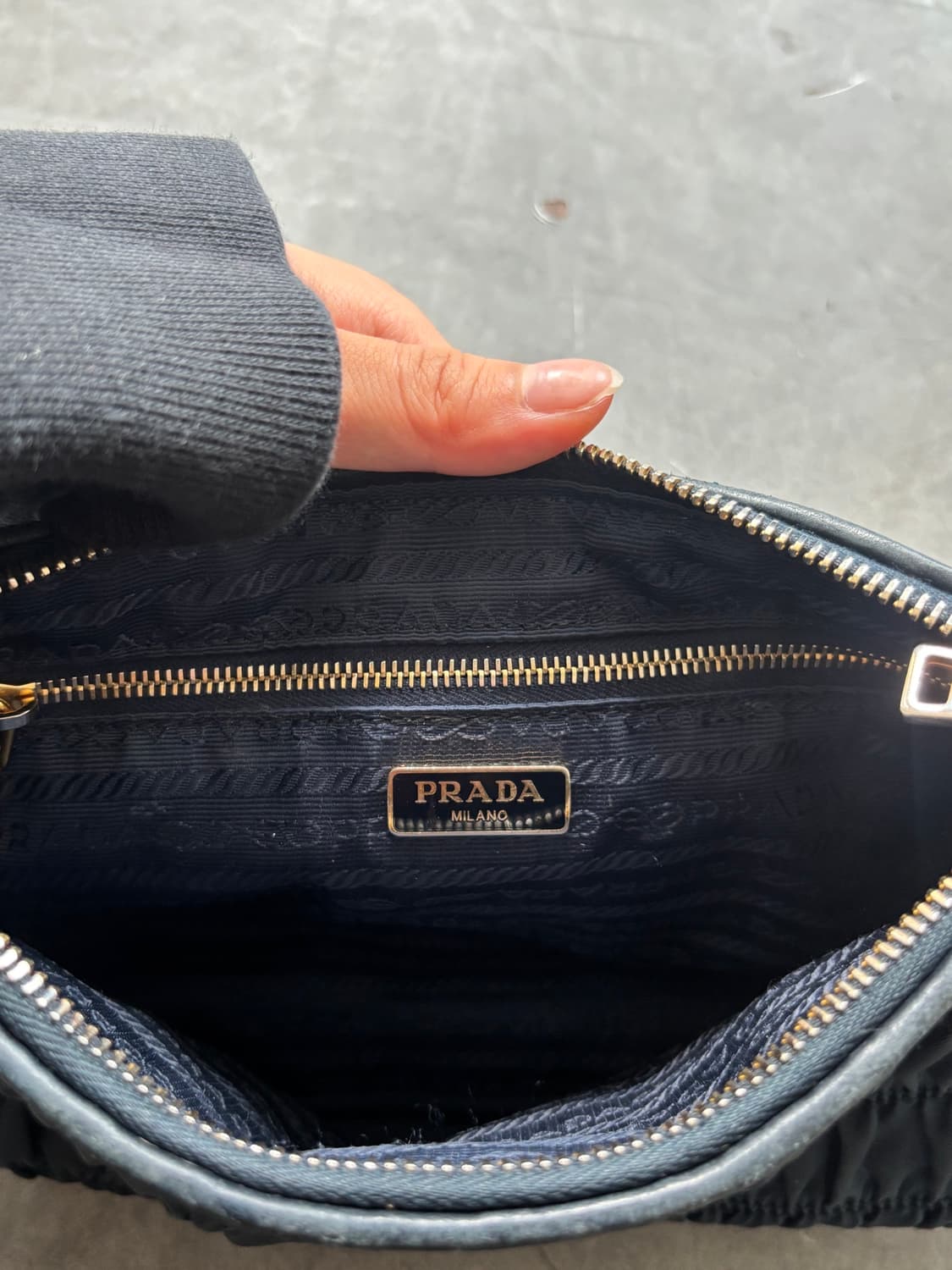 PRADA 프라다 네이비 나일론 테수토 고프레 숄더백 상품이미지9