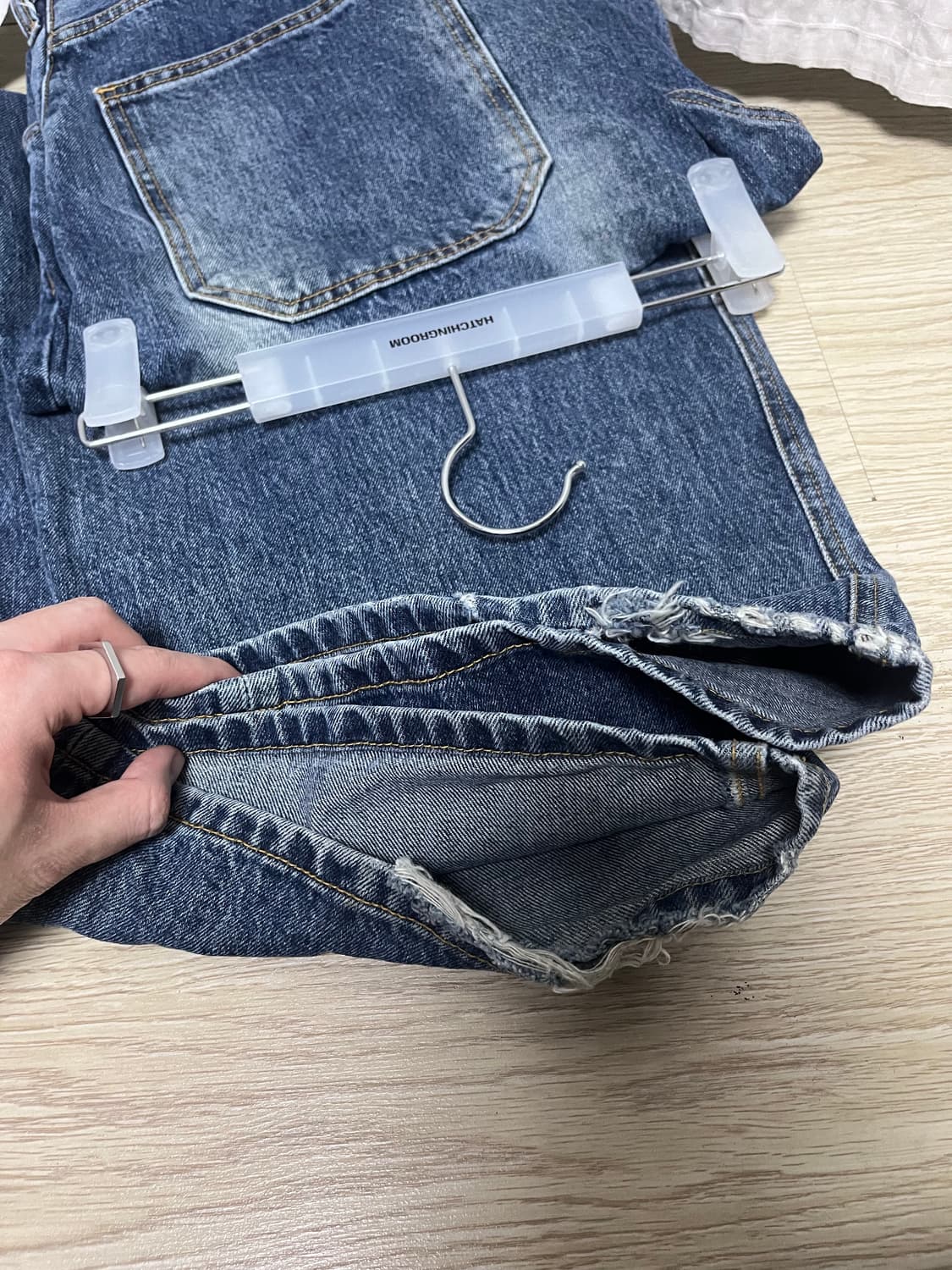 해칭룸 커브드 진 워시드 블루 상품이미지4