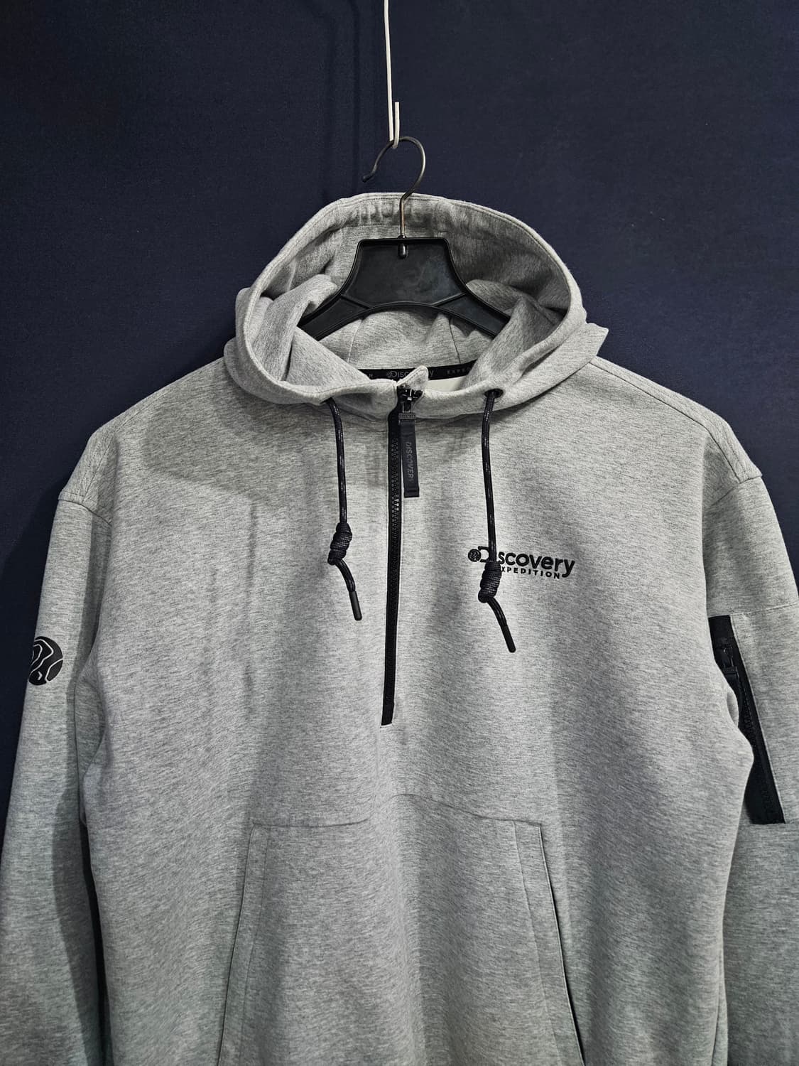 디스커버리 라이트그레이 남성 세미오버핏 95 반집업 포켓 후드티  상품이미지7