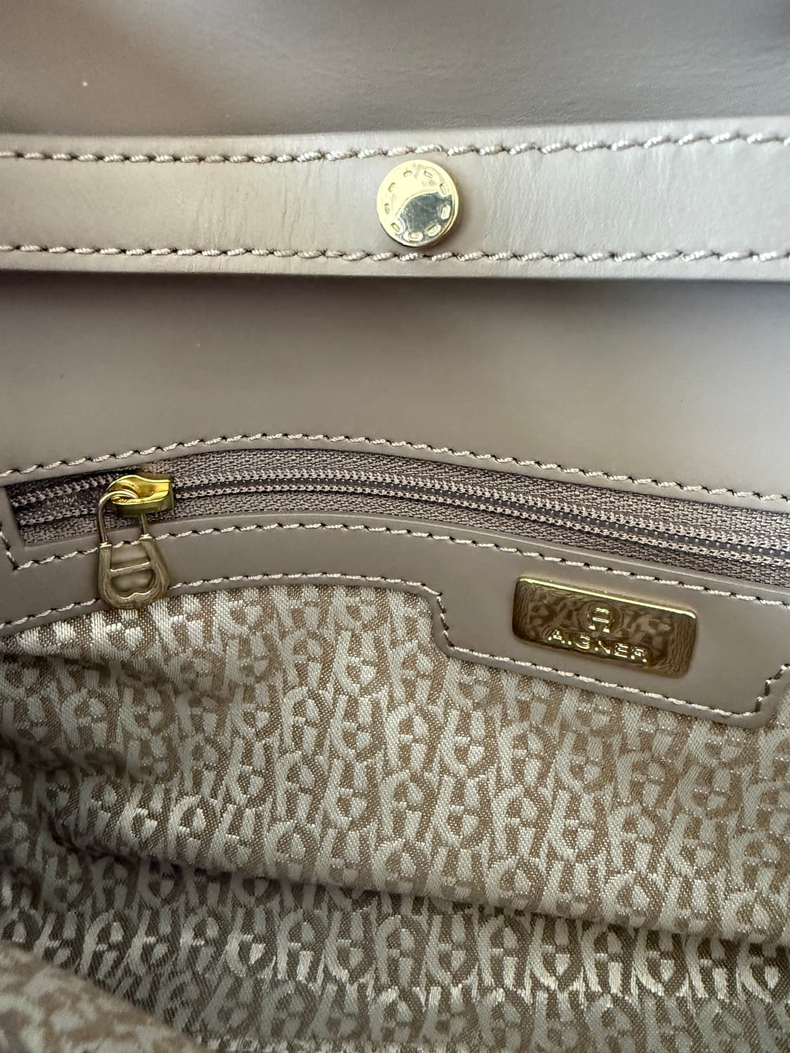 아이그너(AIGNER) 에나멜 레더 숄더백 상품이미지10