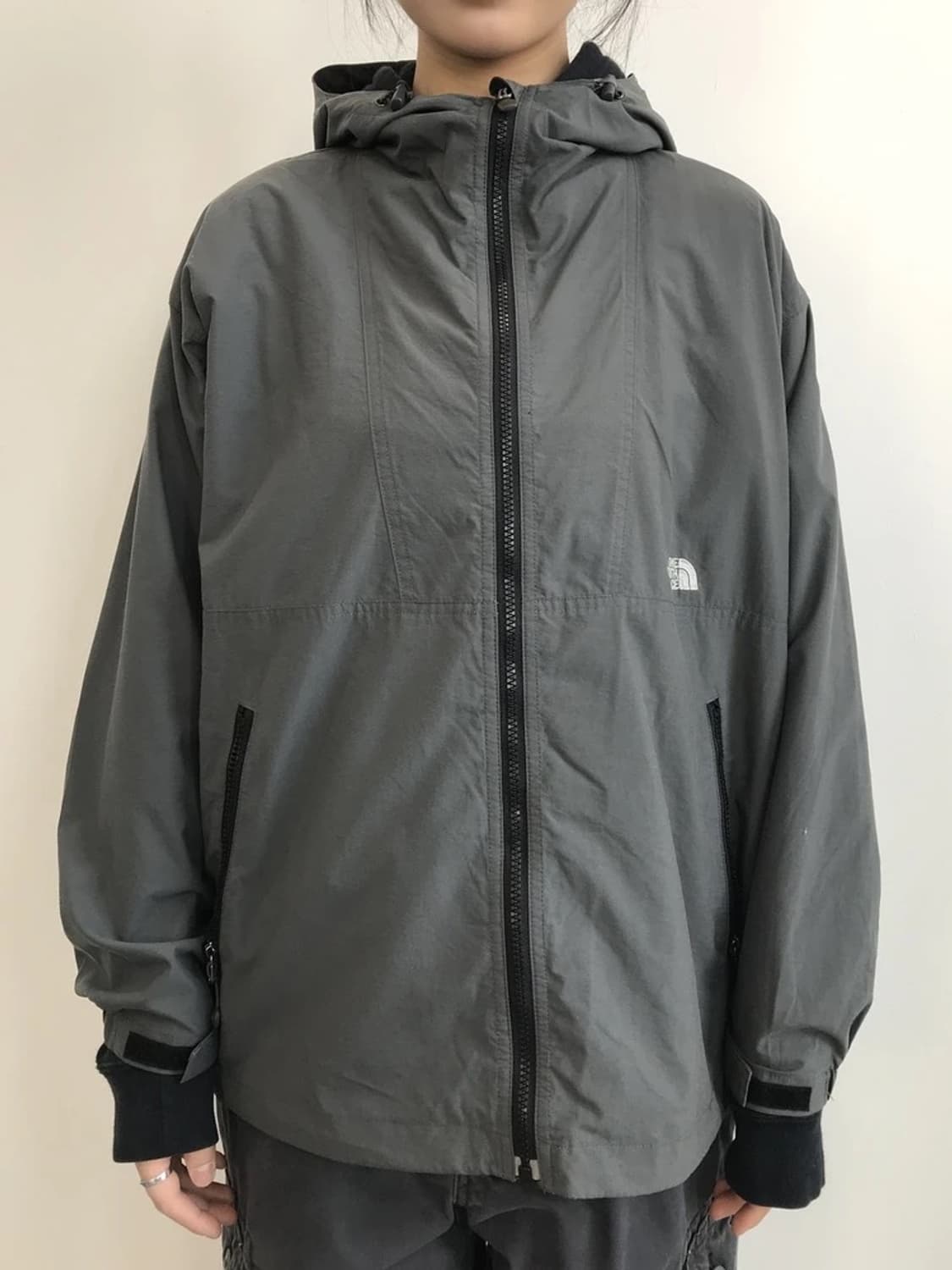 The North Face Gray Hood Windbreaker 상품이미지2